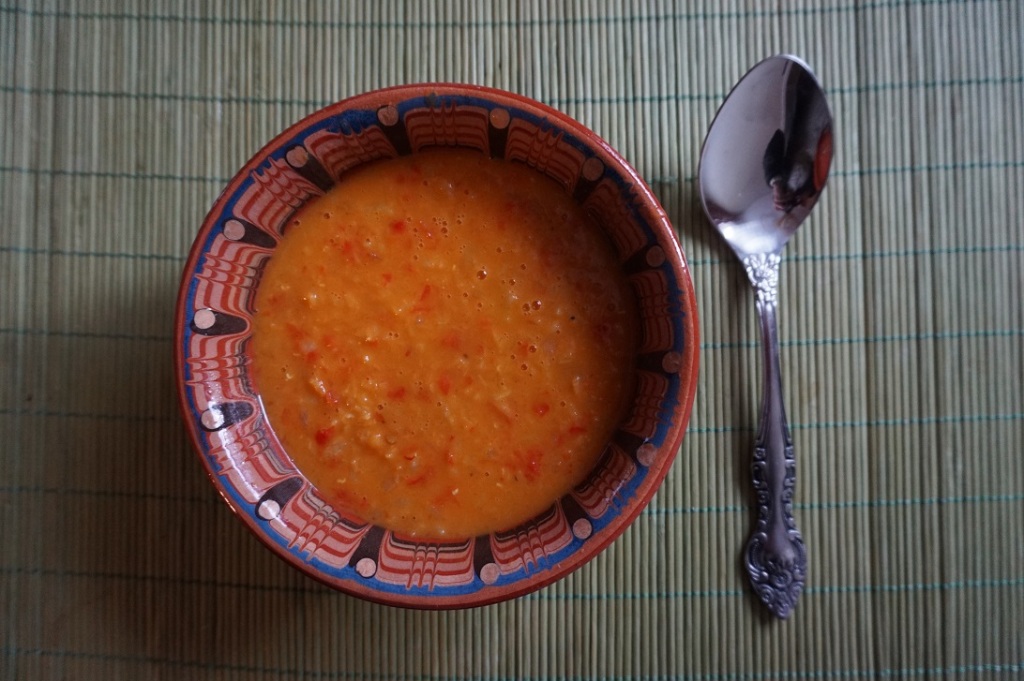Zupa z soczewicy i papryki z dodatkiem harissy